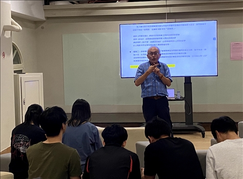 建甫老師說明訪談高齡長輩或照顧者進行方式