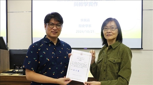 教發中心張主任頒發感謝狀