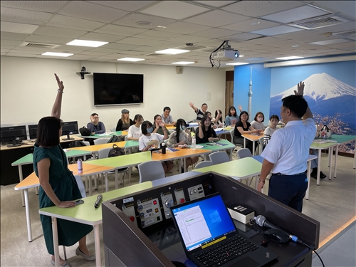 業者與師生互動。