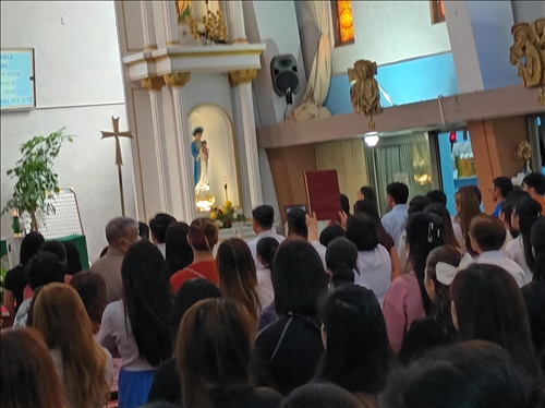 神職人員持權杖進場