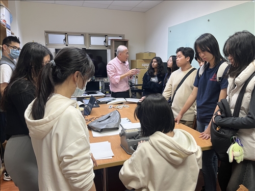 視障同學示範使用點字鍵盤。