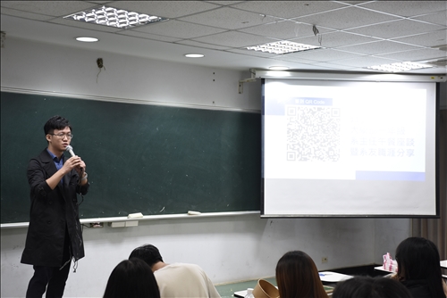 系友何宗洋分享大學時的學習經驗，鼓勵同學要自主學習，找到學習目標。