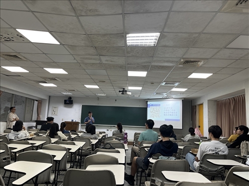 系友何宗洋上台回覆學弟妹的Q&A。