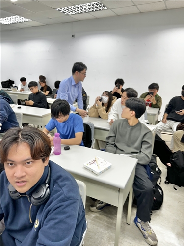 陳世興主任與同學交流