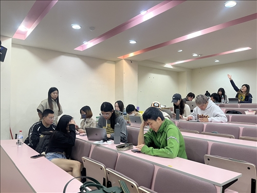 講師參與各組實作討論