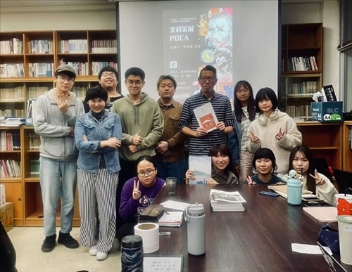 主講人、主持人及同學們合影