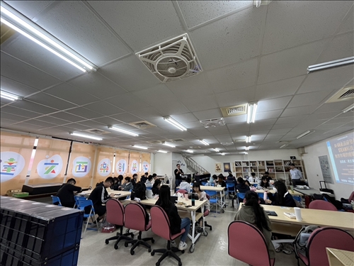 學生認真參與活動。