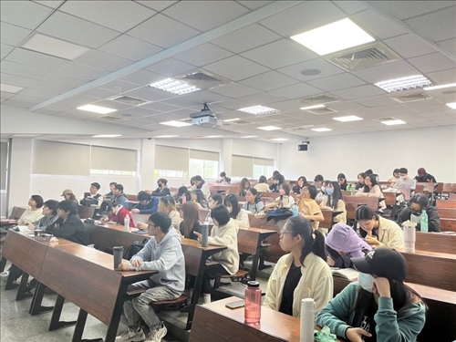 學生聆聽講師分享