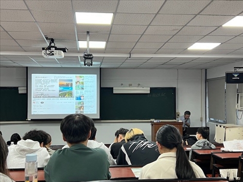 演講過程中穿插著展示研究計劃成果