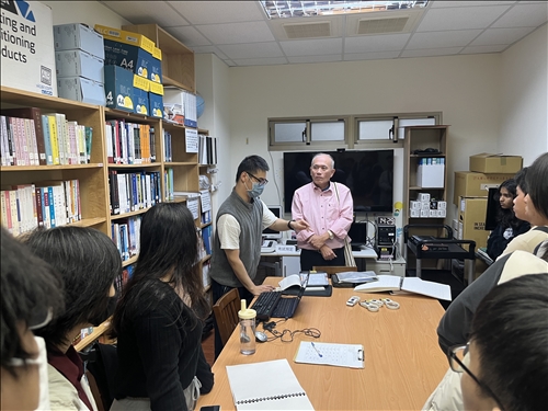 視障同學示範如何使用擴視機。