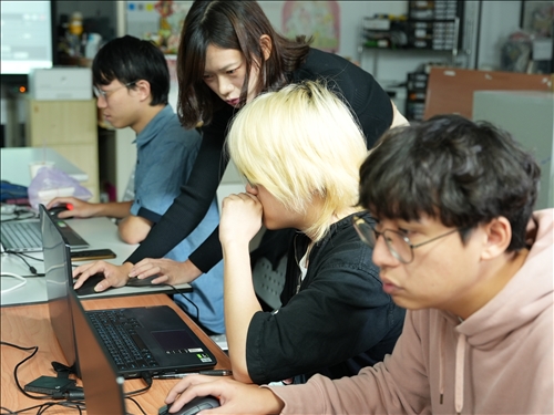 老師為學生解答製作問題