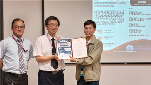 系主任與演講者貴賓合影