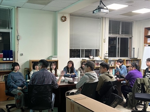 主講人與同學討論互動