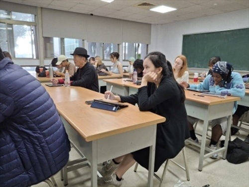 學生以蘋果平板寫書法