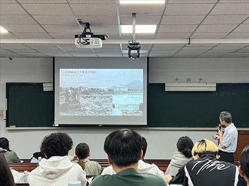 講者以數位典藏中的舊照片説明淡水的今昔