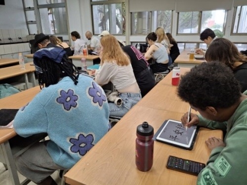 學生以蘋果平板寫書法