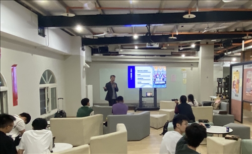 吳俊星先生跟同學分享自己的故事