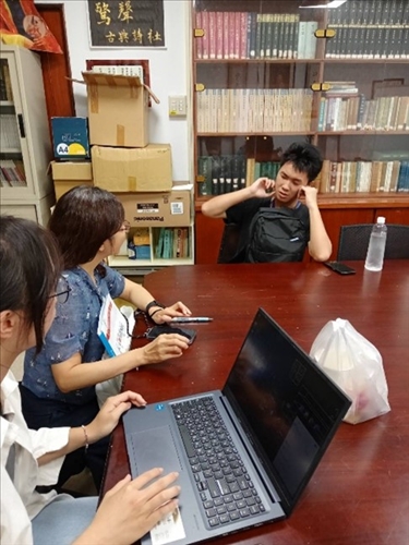 教師解答學生問題