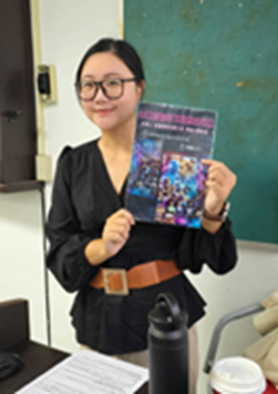 業師與迷你海報合影留念