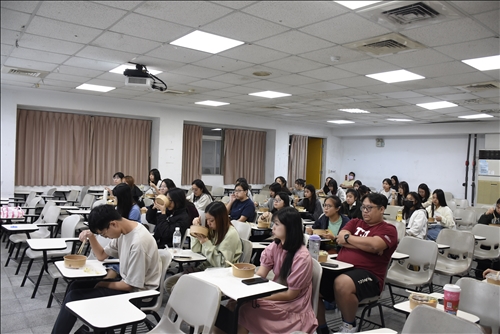 學生一邊午餐一邊參與活動。