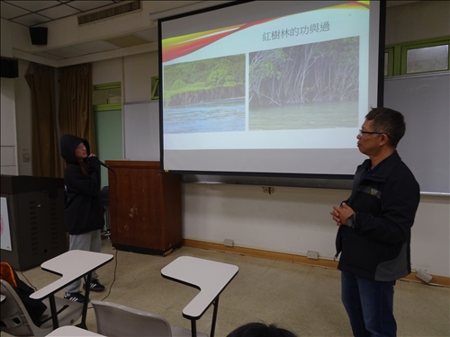 李柏青老師與同學互動，探討「紅樹林的功與過」