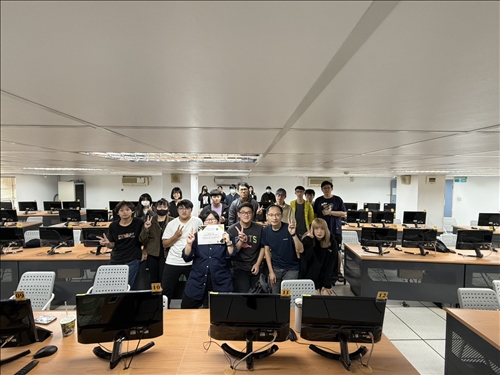 參與學生與演講者合影