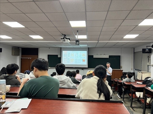 講者展示以淡水為主題的詞創作，搭配熟知的曲