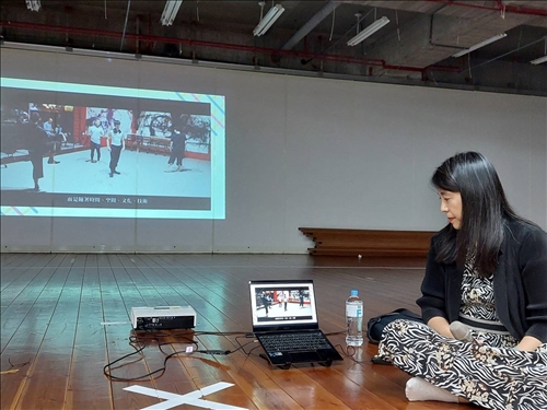 蔡老師播放與樂舞相關的影片給同學們觀看
