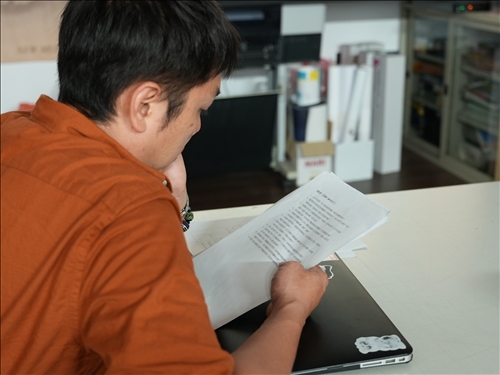 許志漢導演觀看學生的訪綱