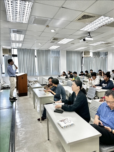 陳世興主任介紹系上發展