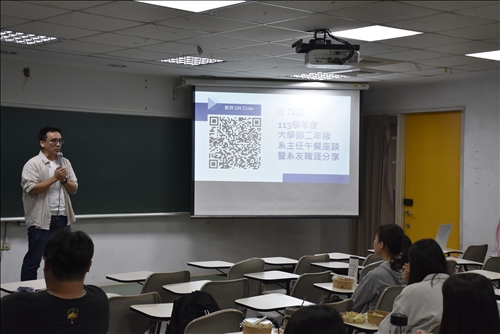 陳主任主持及開場。