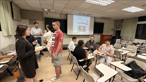 學生和教授們進行交流