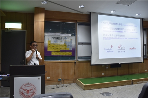 陳主任介紹就業學分學程實習公司。