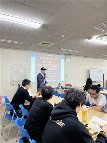 系友周博士分享在淡江的學習生涯。