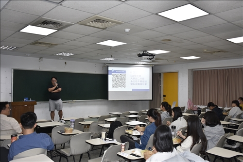 系友黃致為分享學習及工作經驗。