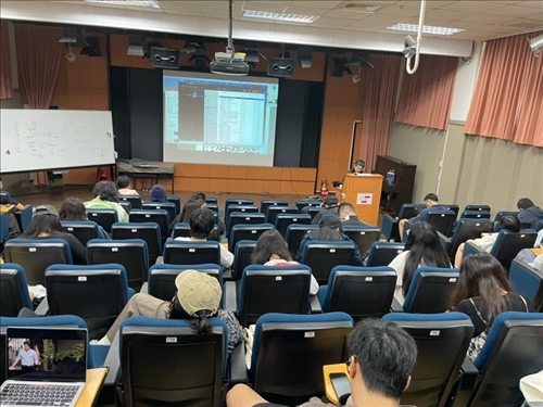 同學練習AI音樂創作