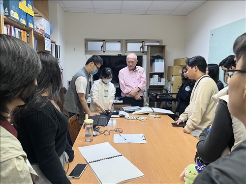 資源中心老師介紹視障生所使用之輔具