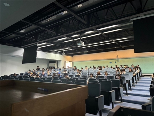 同學們認真聽行前說明