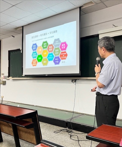 講者林信成教授介紹文化創意產業的定義