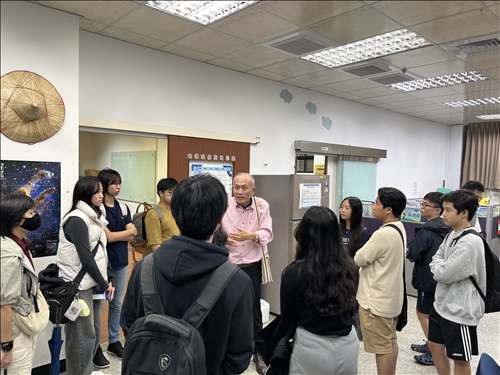 陳建甫老師帶學生參訪本校資源中心。 