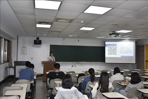 本系大四劉詩凡同學分享學習及推甄考上台大化學所的歷程。