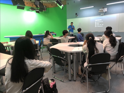 遠距中心鍾志鴻主任介紹生成式AI工具