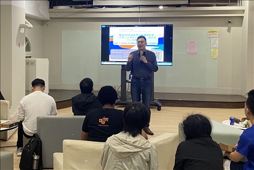 政經系包正豪院長介紹專題內容及影片