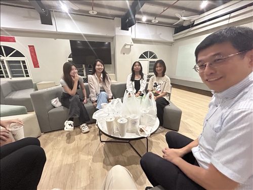 老師與同學交流生活、課業。