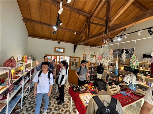 包院長介紹蘭陽原創館原住民特色展品。