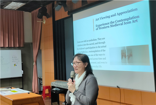 Guest speaker---Ms. Wenwen Lin gives the opening of subjected speech. 開場!