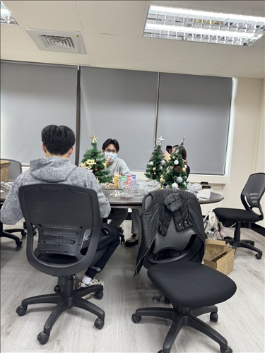 同學們開心，聖誕樹完成