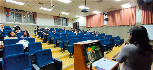 Students listening to the speech.學生聆聽演講。
