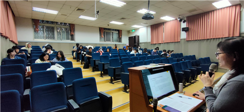 The speaker introduces what is contemplation of icon. 演講人介紹圖像默觀。