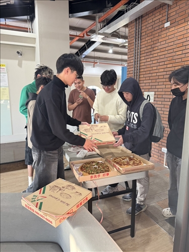 學生開心用餐並與老師交流